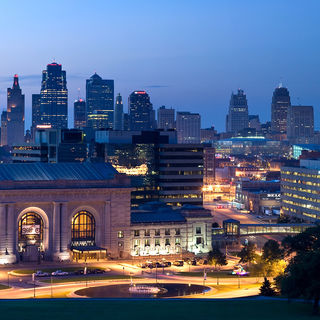 Kansas City, Missouri skyline at twilight.